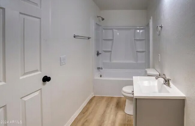 Building Photo - 5460 Knottingham Ln