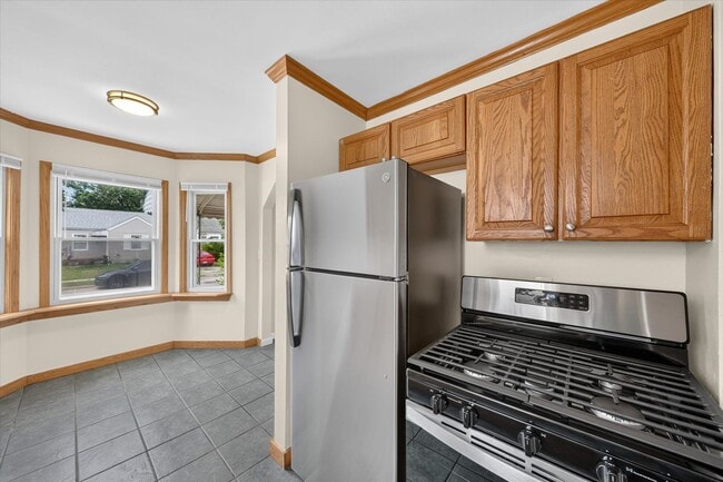 Building Photo - Charming 3-Bedroom Bungalow for Rent in Lincoln Park