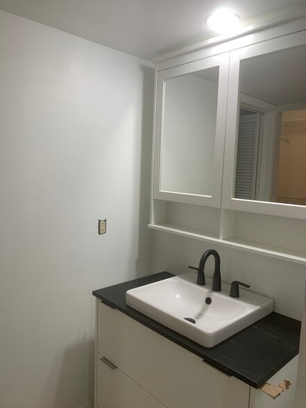 Building Photo - 1705 Whitehall Dr