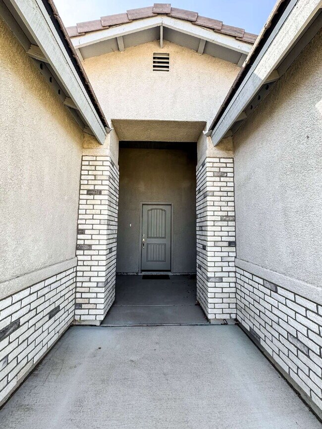 Building Photo - "Spacious 4-Bedroom, 2-Bathroom home in Prime Yuma!"