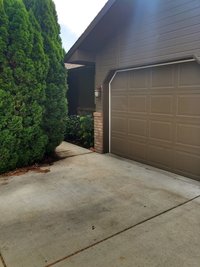 Building Photo - 809/811 Jamie Drive