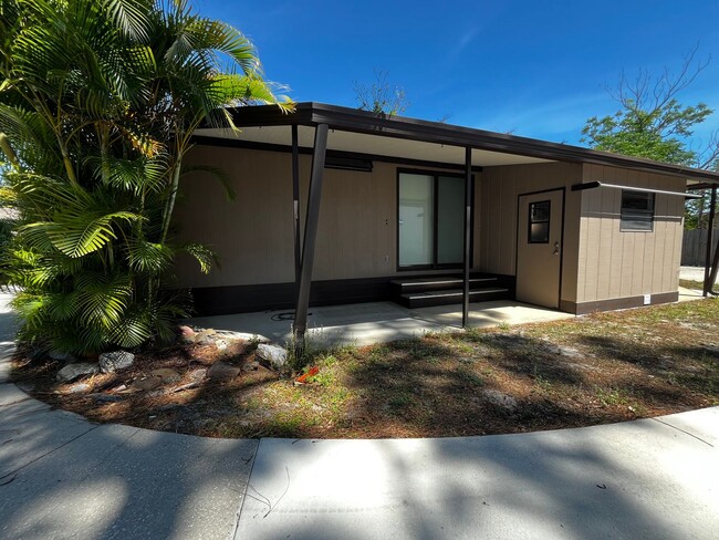 Building Photo - Newly Renovated Small 2BR w/Den Guest House