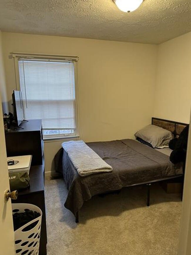 Building Photo - Spacious Townhome Near Campus