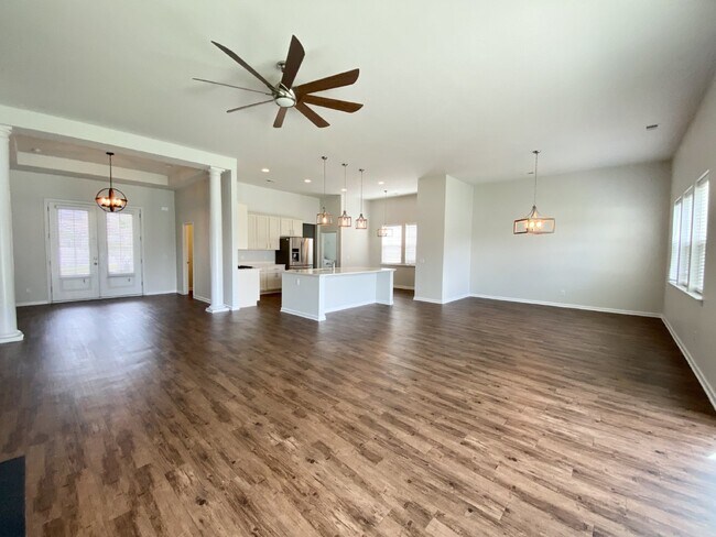 Building Photo - Three Bedroom Home In Heritage New Riversi...
