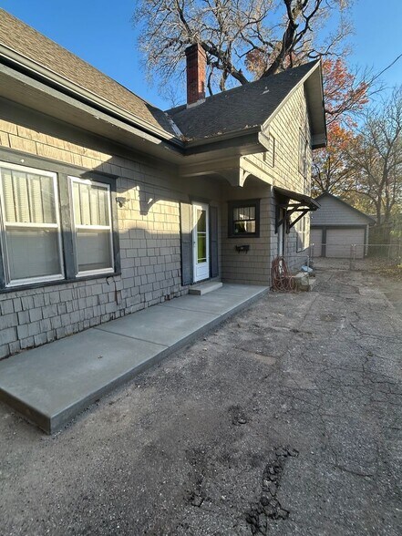 Building Photo - 4117 E Lewis St