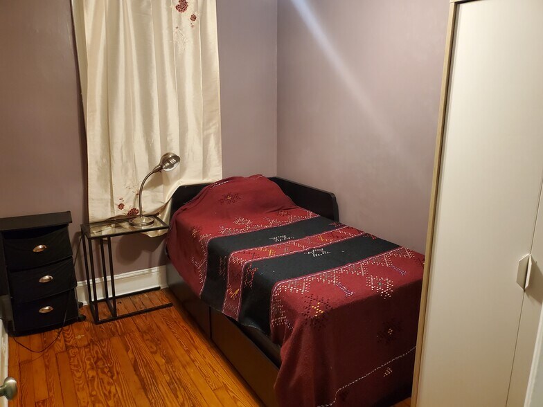 Den/3rd bedroom - 714 Kenyon St NW