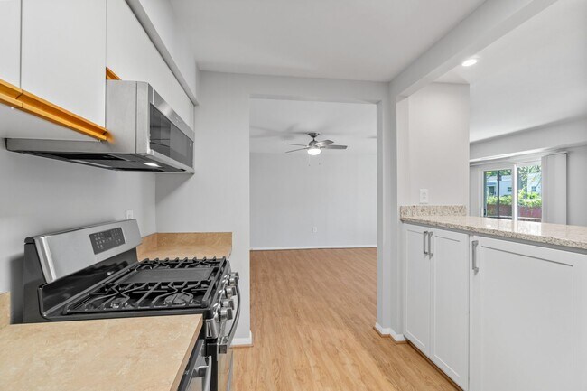 Building Photo - Fairwinds. Renovated and Updated. Spacious 2 bed 2 bath ground level condo in Annapolis!