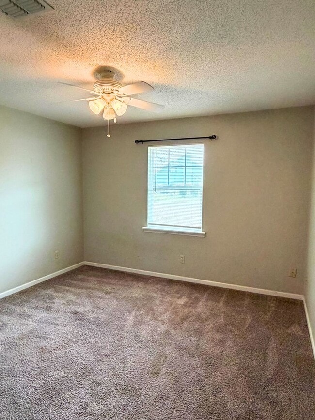 Building Photo - Spacious 3BR/2BA Home with Bonus Spaces & Large Fenced Yard