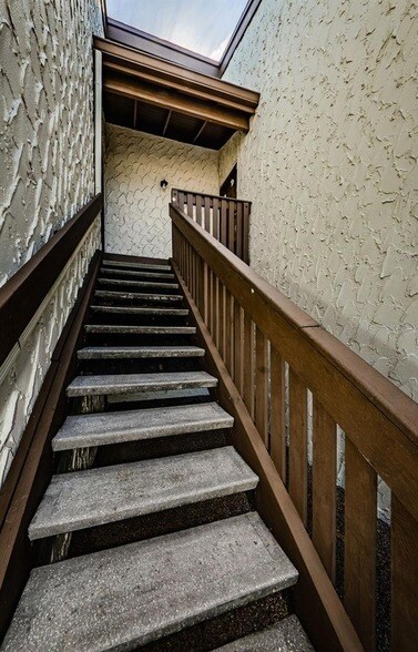 Building Photo - 722 116th Ave N