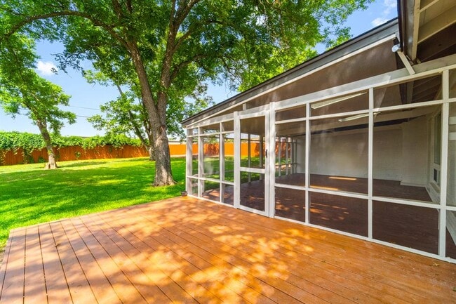 Building Photo - 2103 Monarch Dr
