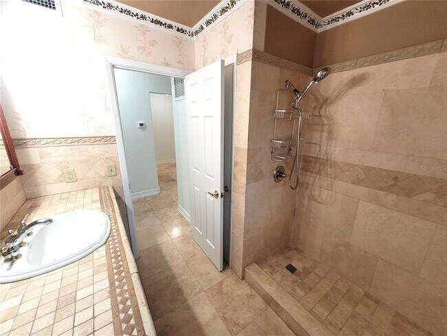 Building Photo - 356 E Overbrook Dr