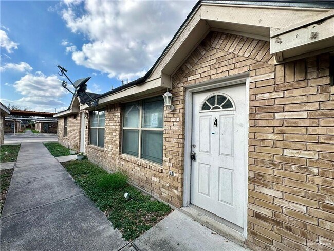 Building Photo - 2305 N Dahlia St