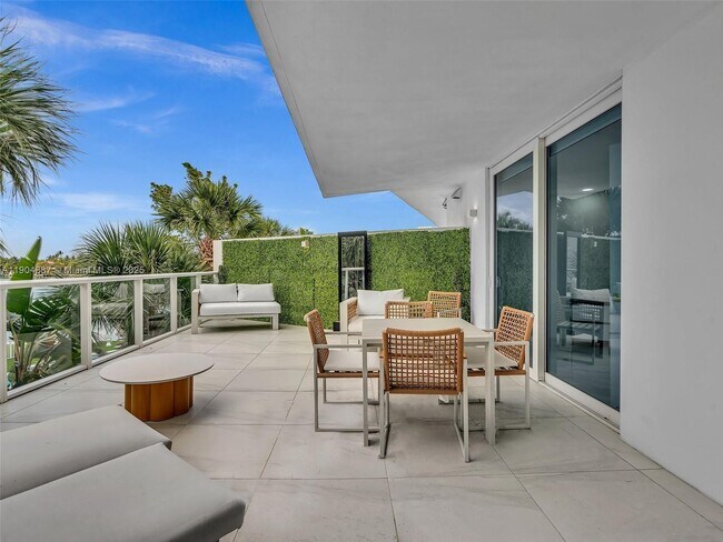 Building Photo - 9821 E Bay Harbor Dr