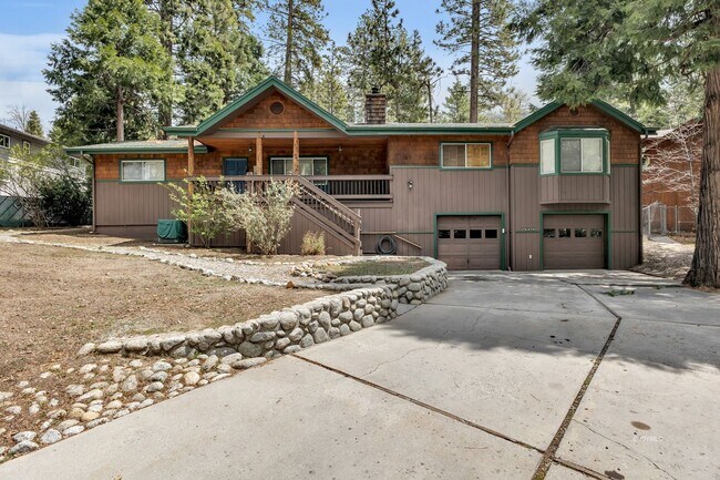 Building Photo - Mountain Lodge Home 1 Mile Away from the C...