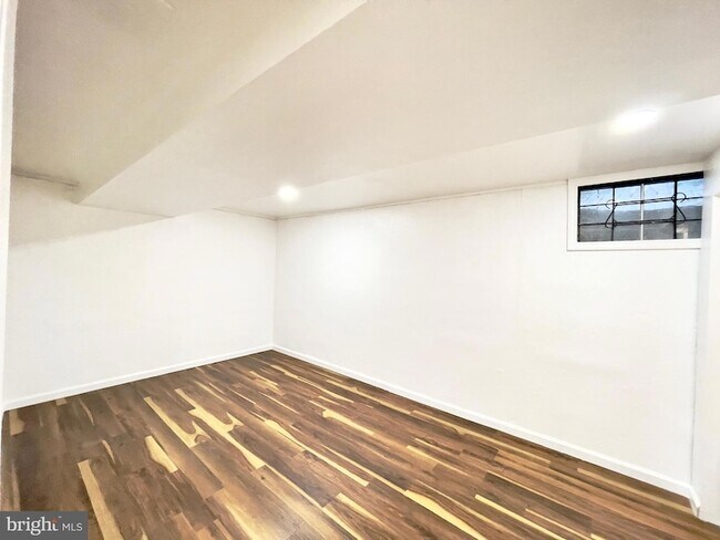 Building Photo - 1402 Mullins St