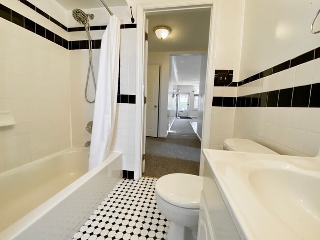 Building Photo - 421 Kirk Ave