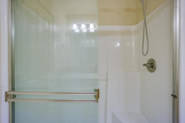 Building Photo - BEAUTIFUL THREE BEDROOM IN HAZEL DELL