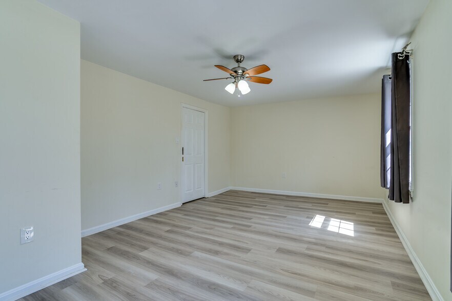 Building Photo - 7913 Central Park Cir