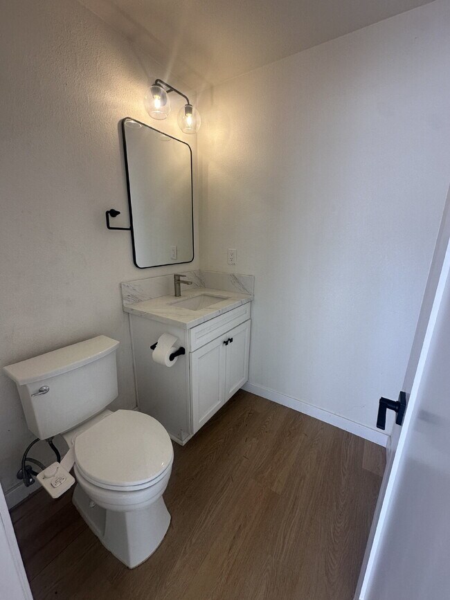 Building Photo - $3,750- 3 Bed / 2.5 Bath Renovated Townhome in Poway