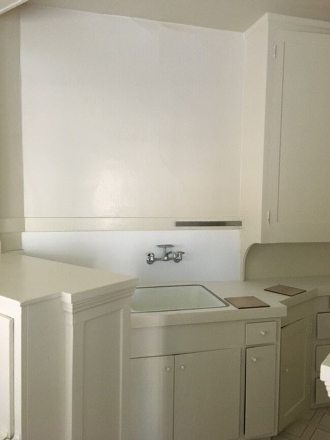Building Photo - Spacious Once Bedroom, Newly Remodeled, Ne...