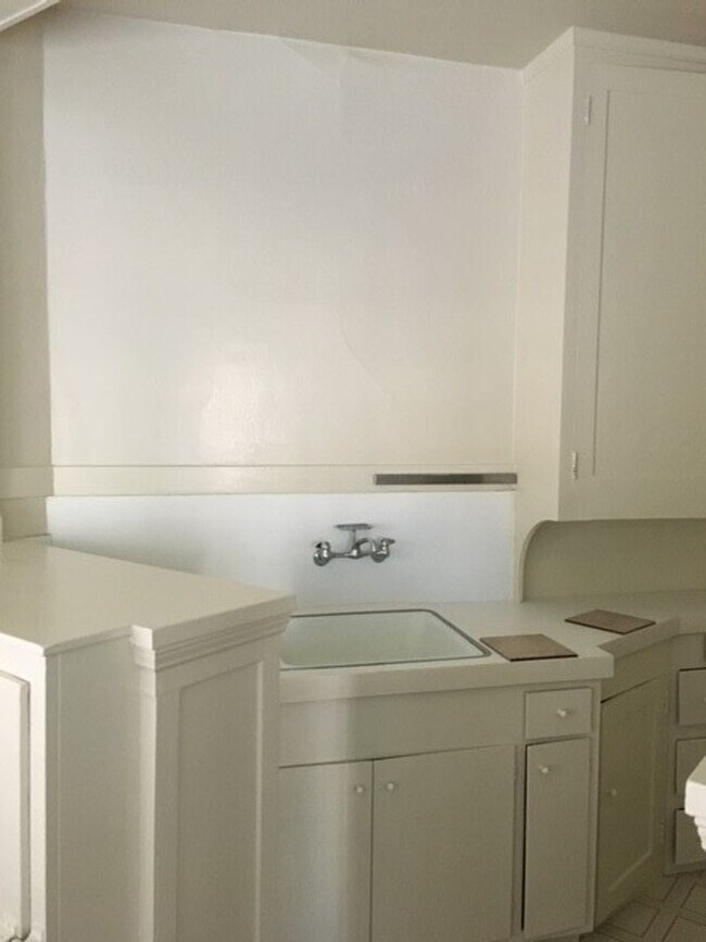 Building Photo - Spacious Once Bedroom, Newly Remodeled, New Paint, New Kitchen Counter,