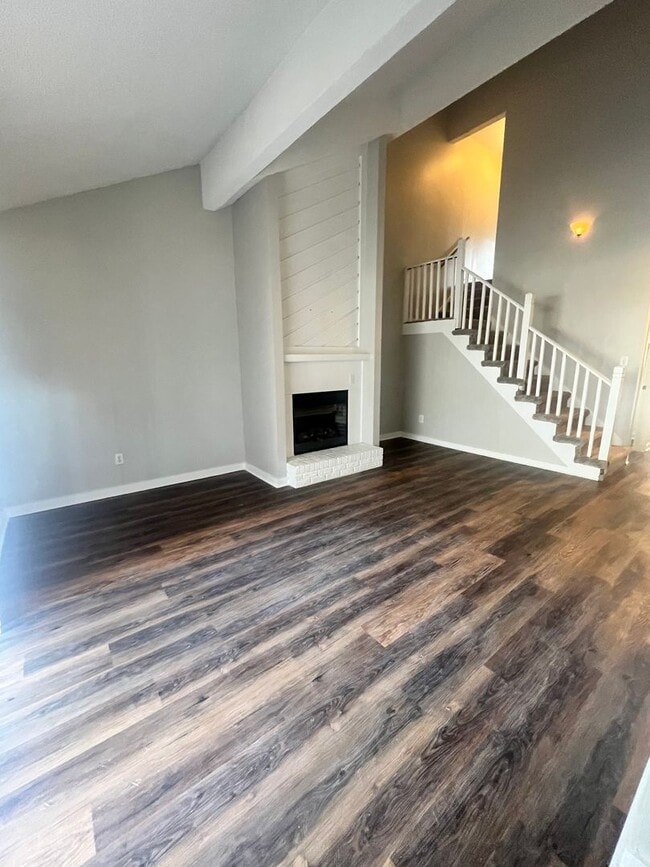 Building Photo - 3 Bedroom 2 Bathroom Duplex