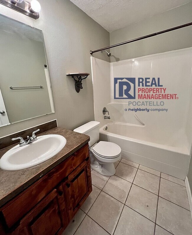 Building Photo - Beautiful 6 Bedroom 3 Bath house - 2 Car Garage - 6 month lease