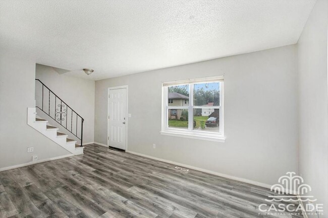 Building Photo - 220 N Oak Dr