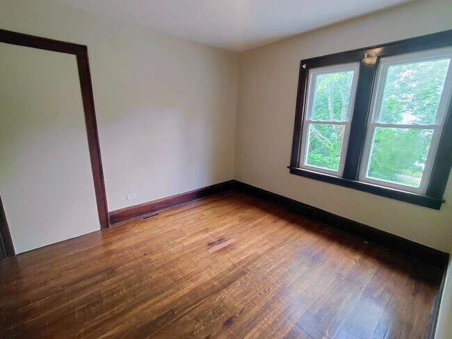 Building Photo - Three bedroom one bathroom home for rent