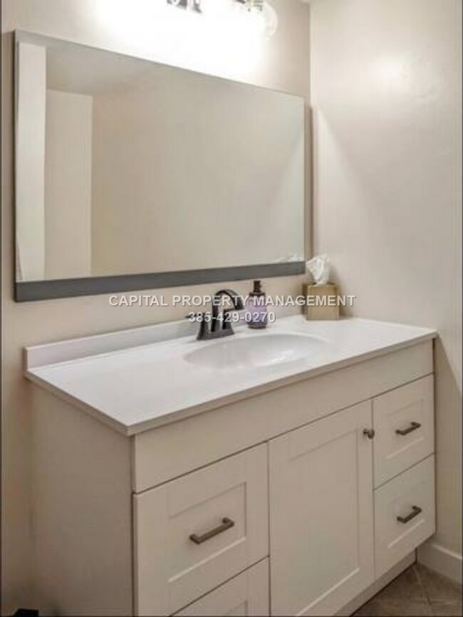 Building Photo - Adorable 3 Bedroom Home
