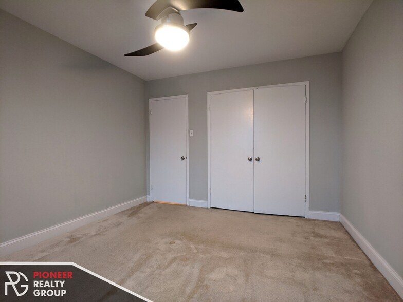 Building Photo - 429 W Wellington Ave