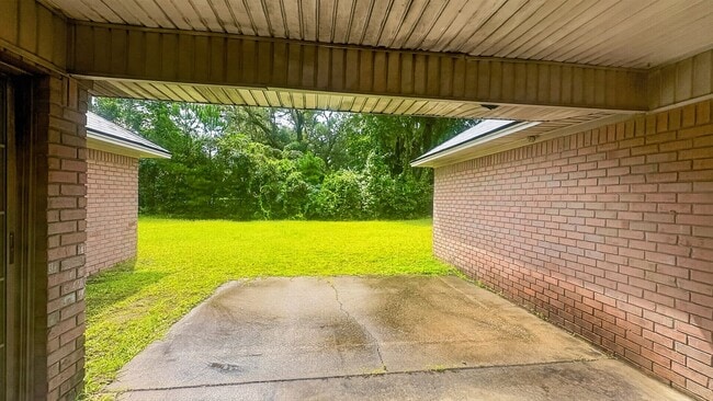Building Photo - RATE DROP ALERT (was $2200/month) and MOVE-IN SPECIAL: 1st FULL MONTH'S RENT FREE*