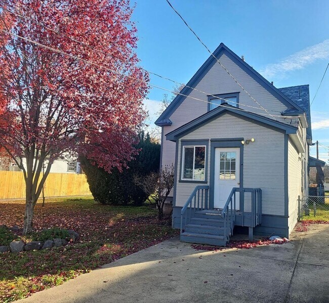 Building Photo - Victorian Charmer – 3 Bed, 1.75 Bath – Utilities Included!
