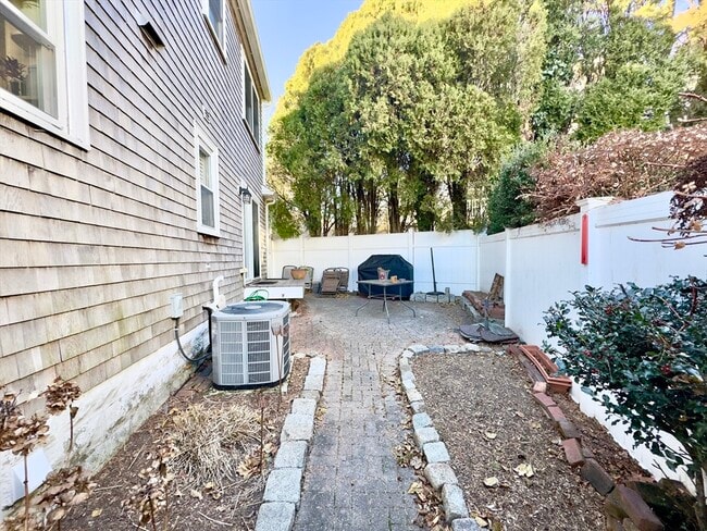 Building Photo - 8 Fox Point Rd