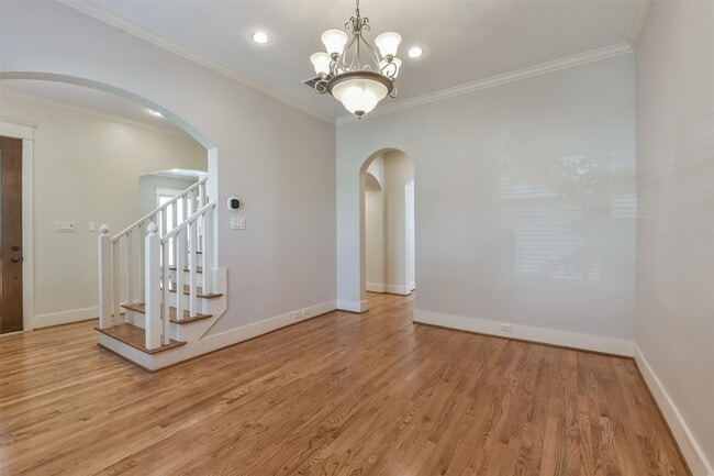 Building Photo - 1030 W 16th St