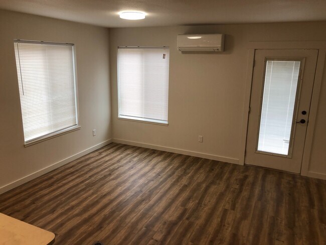 Building Photo - 4.5 Bathrooms ! 4 large bedrooms! Close to CWU