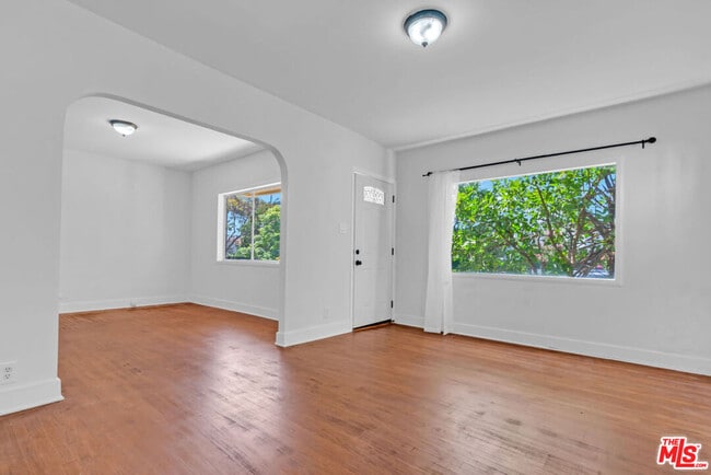 Building Photo - 736 N Poinsettia Pl
