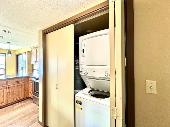 Building Photo - 2bd/2ba Kirkland Condo