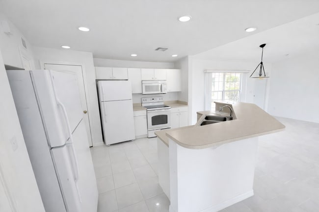 Building Photo - SPACIOUS 3Bd / 2 Ba SINGLE FAMILY HOUSE AVAILABLE