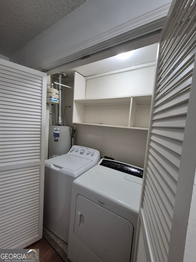 Building Photo - 930 Hill Pl