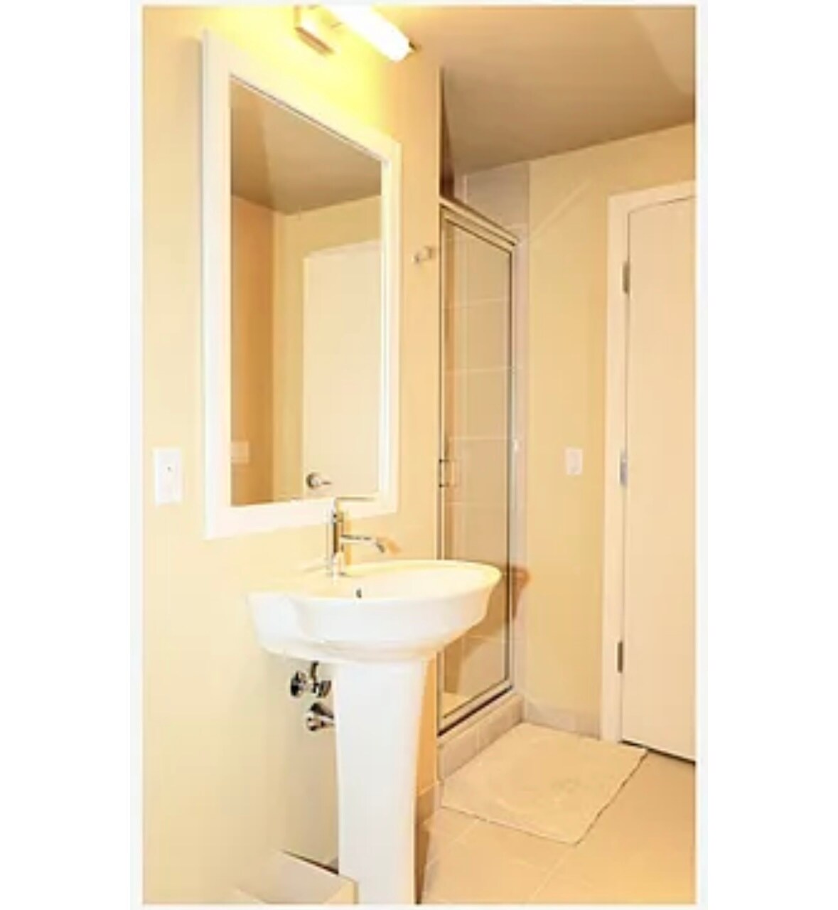 Building Photo - 1900 S River Dr