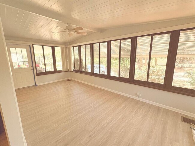 Building Photo - 596 E Club Blvd