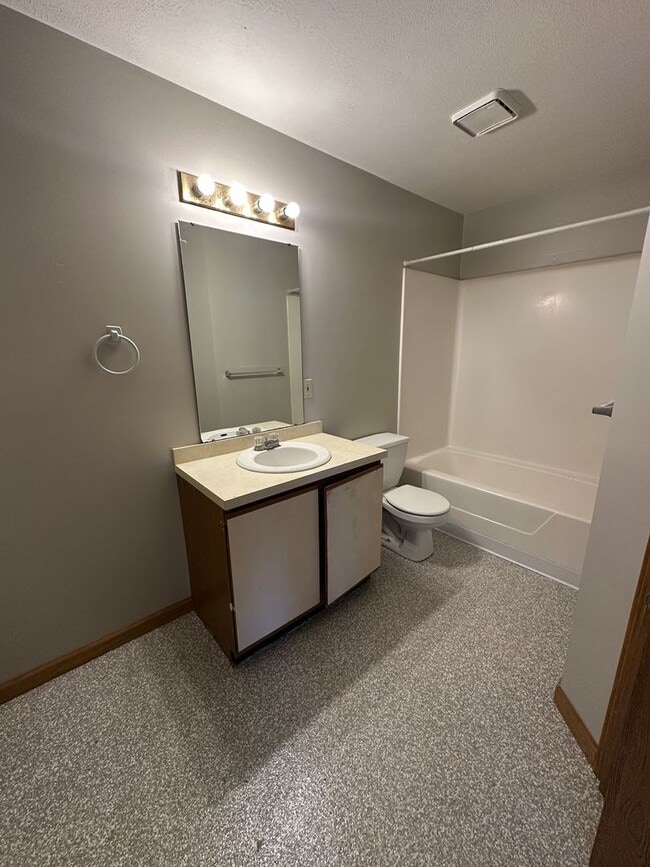 Building Photo - 212 S Silverwood Ln