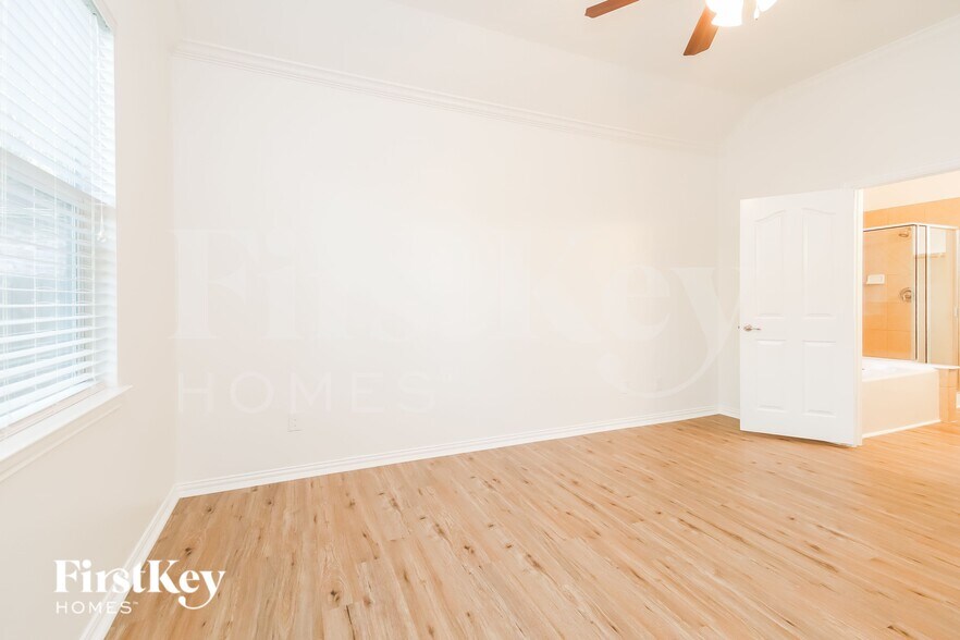 Building Photo - 28603 Hidden Lake W