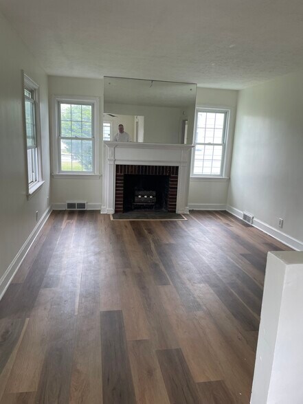Living room - 1023 W Ridge Rd