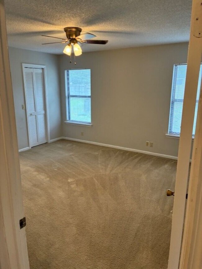 Building Photo - 114 N Woodvalley Dr