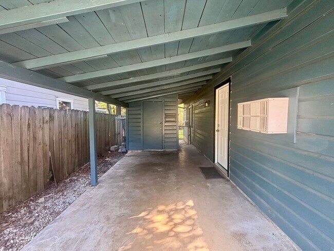 Building Photo - 2/1 House in Hip East Austin!