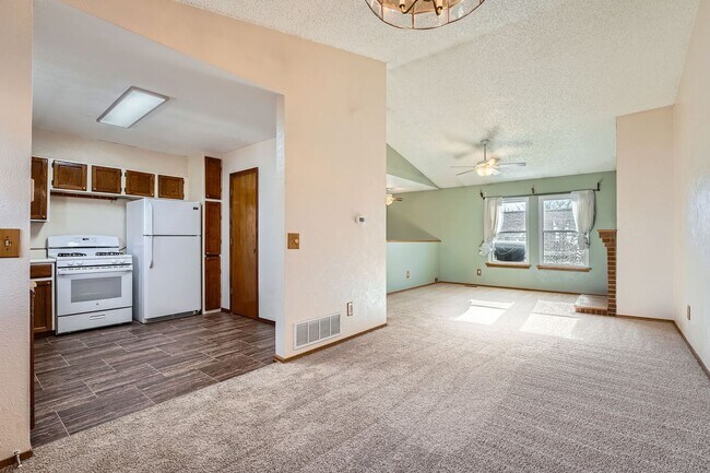 Building Photo - Spacious 2-Bed Townhome with Private Yard & 2-Car Garage in Aurora