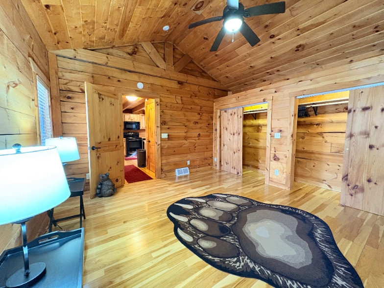 Building Photo - n3103 Sugar Pine Ln