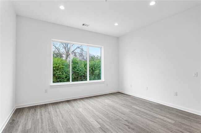 Building Photo - 2804 S 1st St